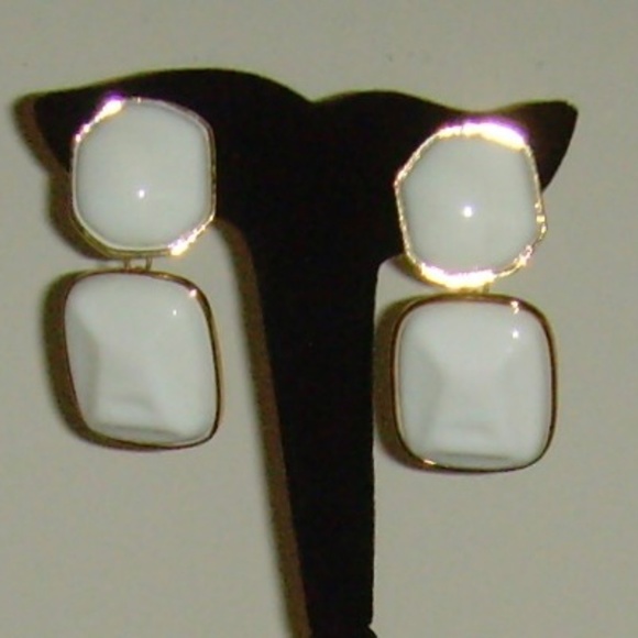 Kenneth Jay Lane (JKL) Chunky White Lucite Necklace and Earring Set - Picture 3 of 13